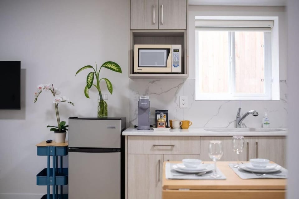 Cozy Beachside 2-Bedroom Retreat near Pier Apartment in White Rock