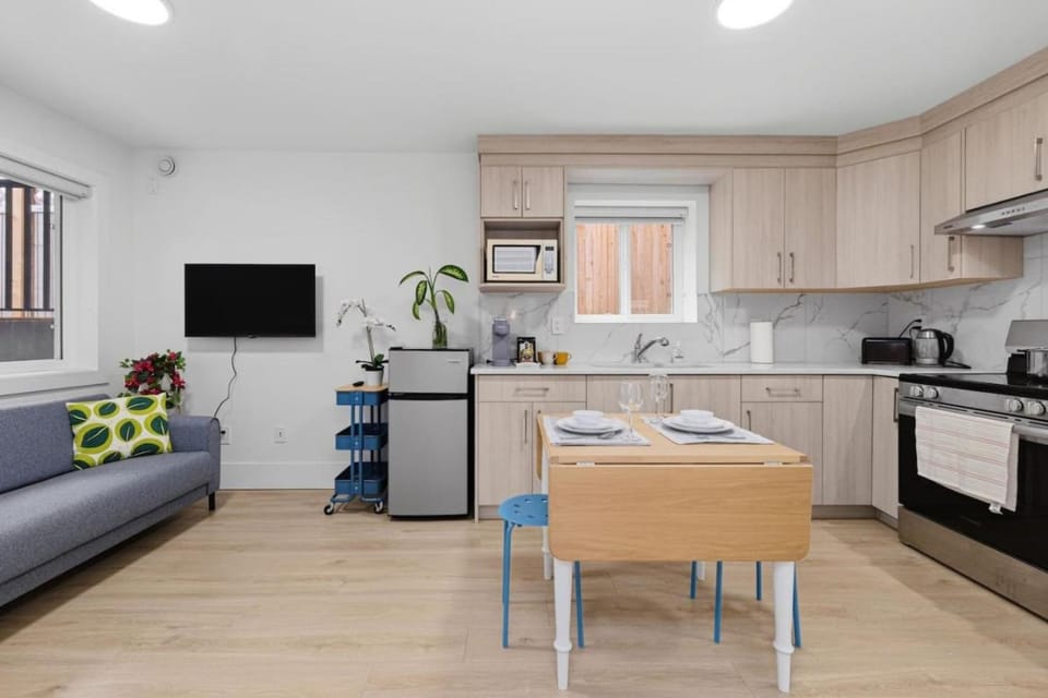 Cozy Beachside 2-Bedroom Retreat near Pier Apartment in White Rock