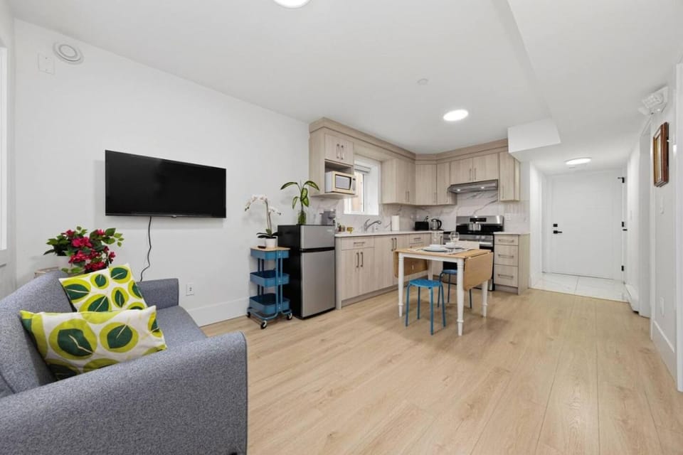 Cozy Beachside 2-Bedroom Retreat near Pier Apartment in White Rock