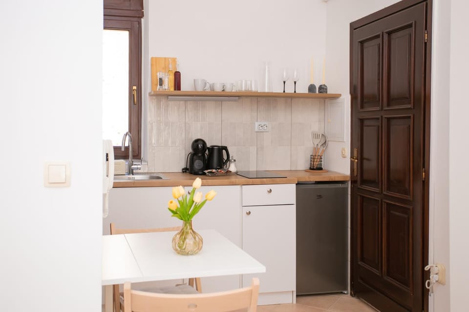 Coffee/tea facilities, Kitchen or kitchenette, Dining area, stove