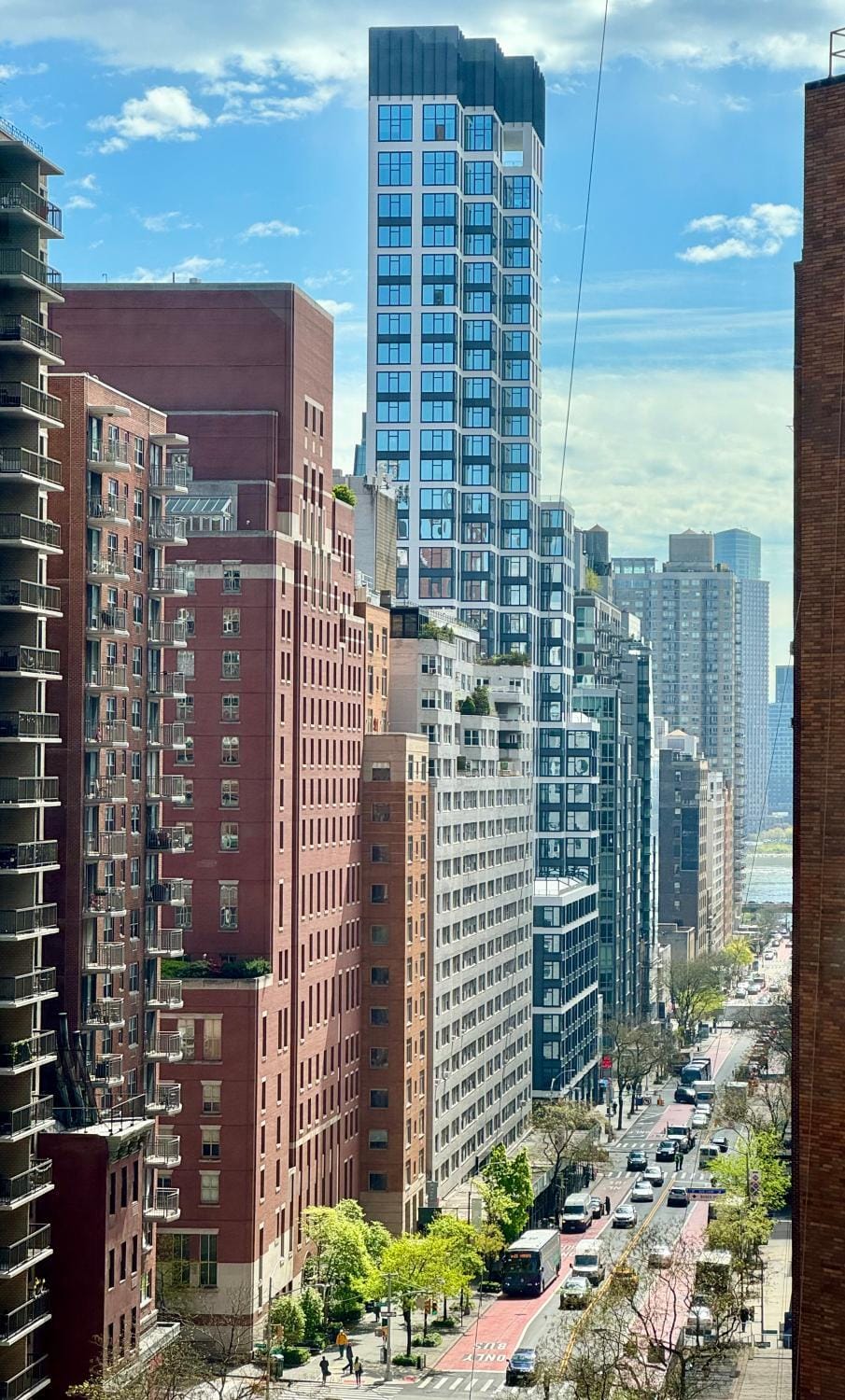 MIDTOWN PARK AVE SPACIOUS CHARMING GEM CHRYSLER VIEW CORNER STUDIO APt Apartment in Midtown