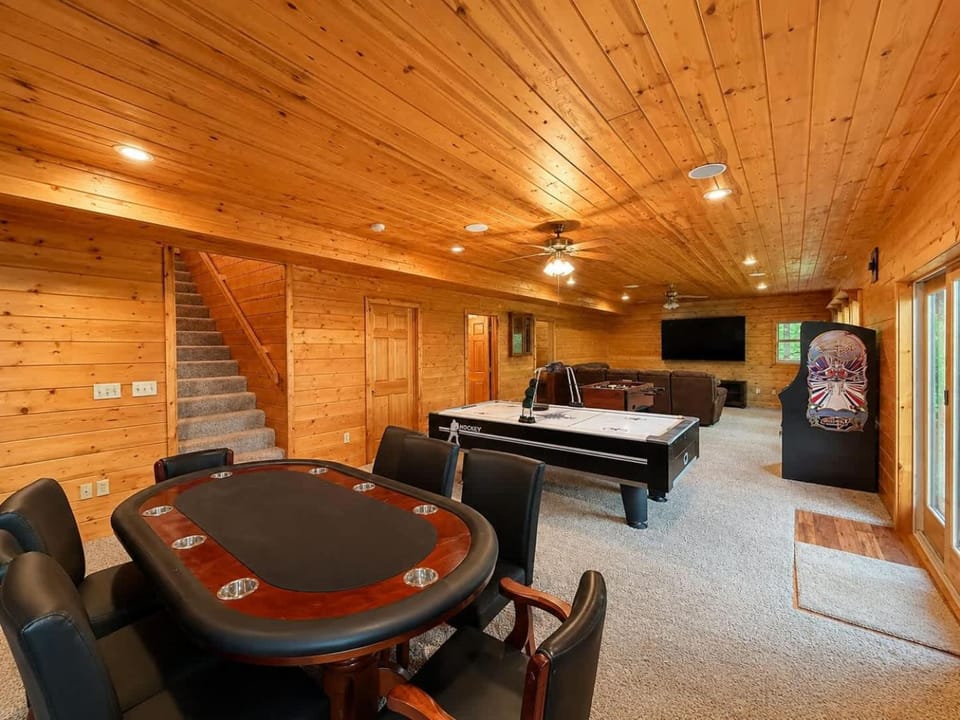 Hollow Tree Lodge with Game Room House in Lake of the Ozarks