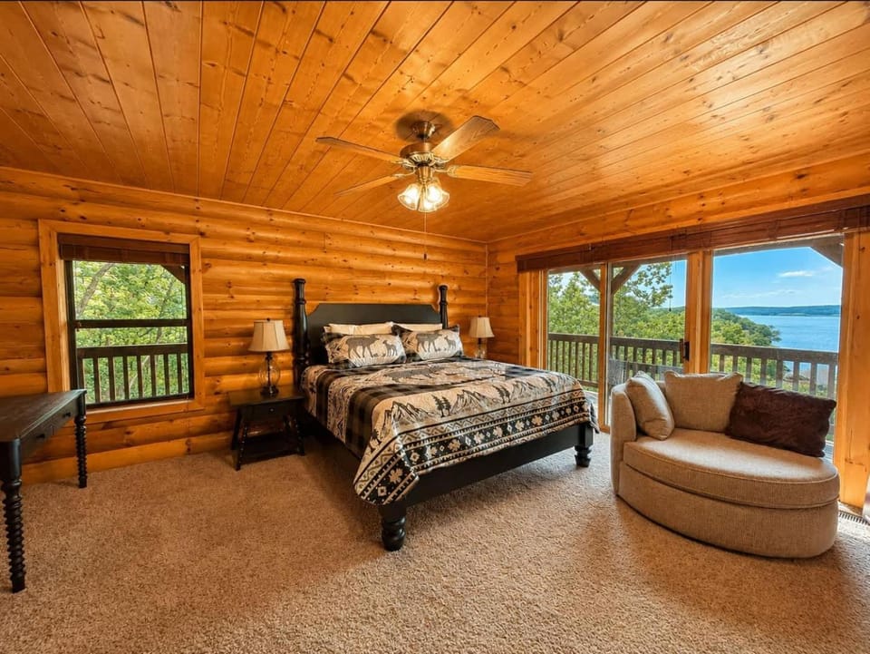 Hollow Tree Lodge with Game Room House in Lake of the Ozarks