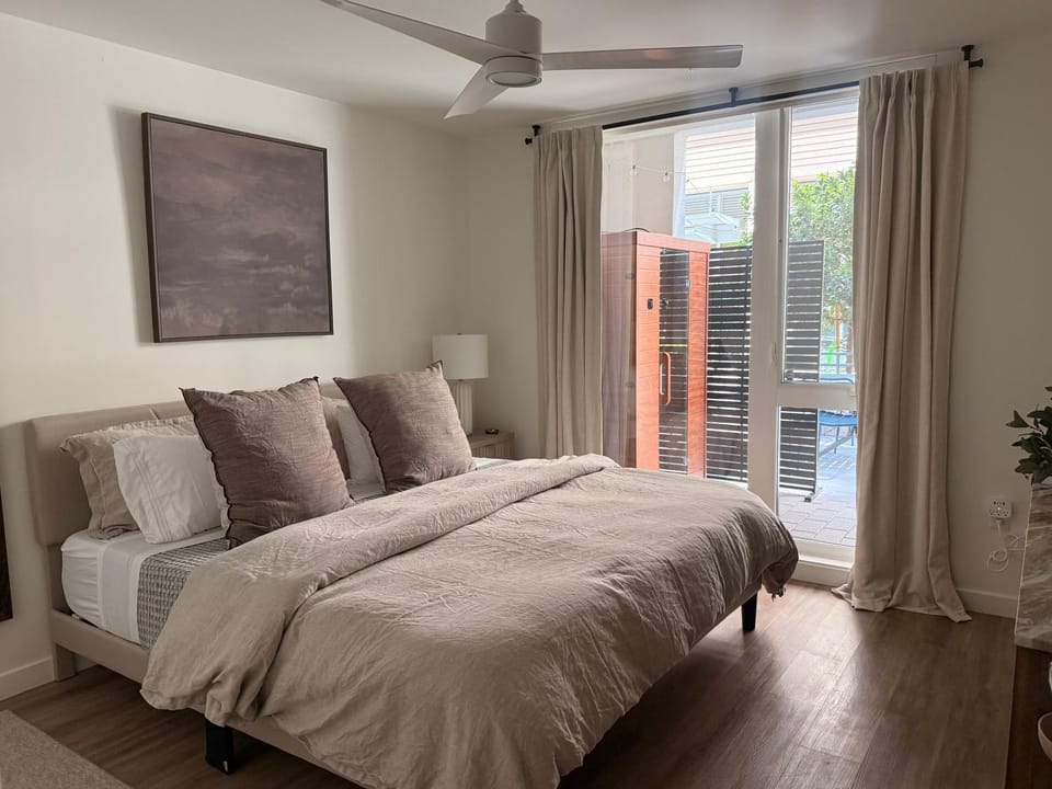 Bed, TV and multimedia, Photo of the whole room, Bedroom, flat iron, heating, air conditioner