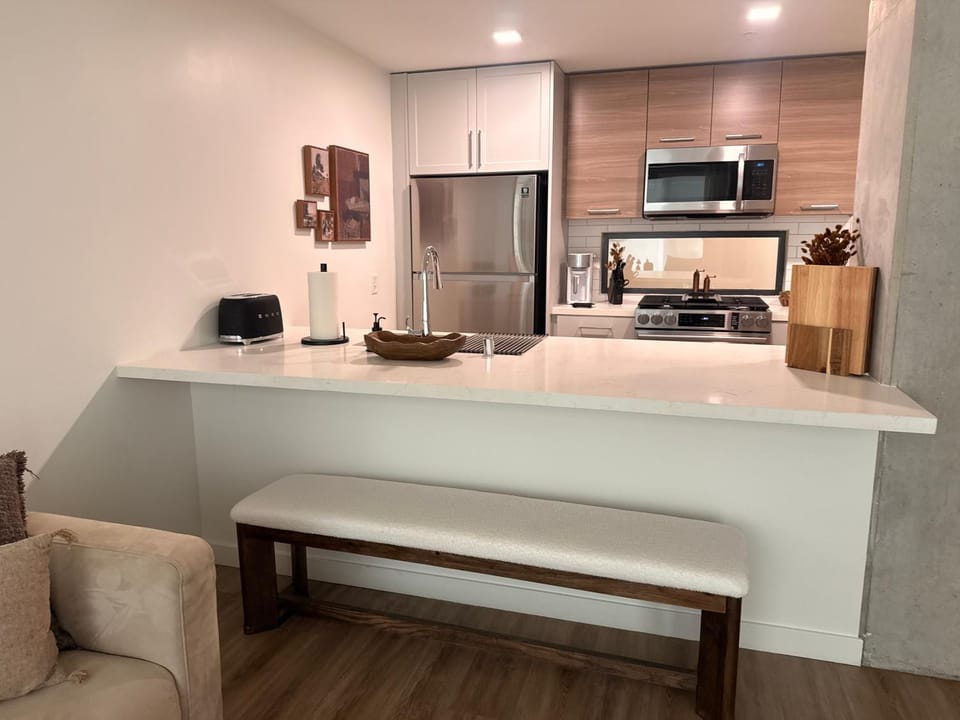 Coffee/tea facilities, microwave, stove, kitchen