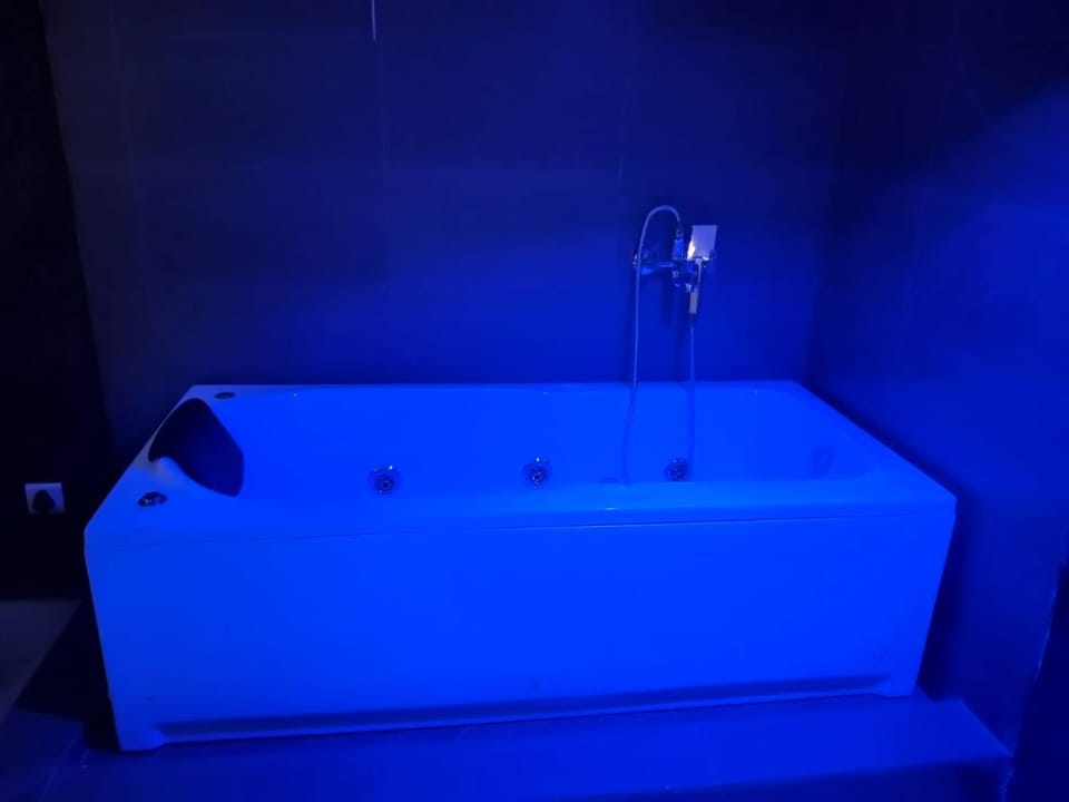Hot Tub, Swimming pool