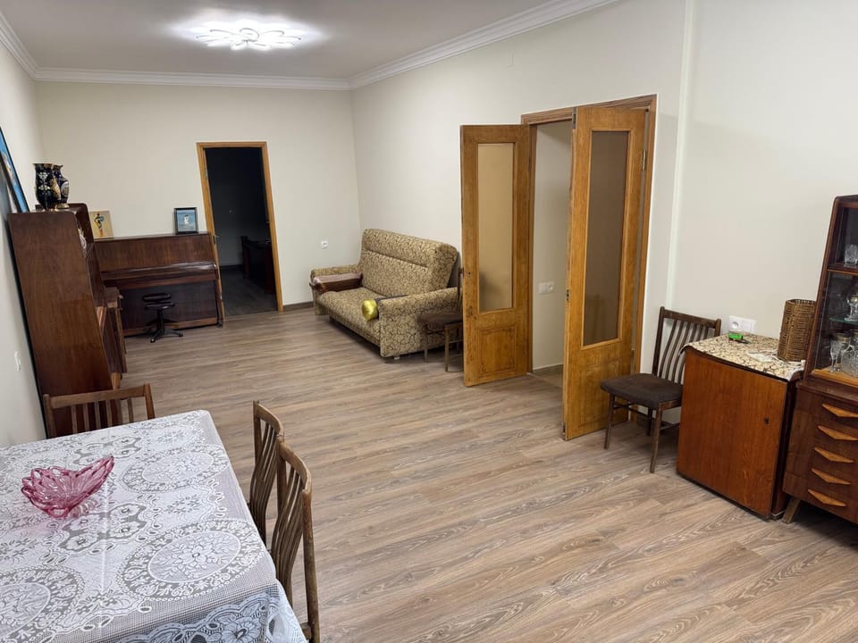 Photo of the whole room, Seating area