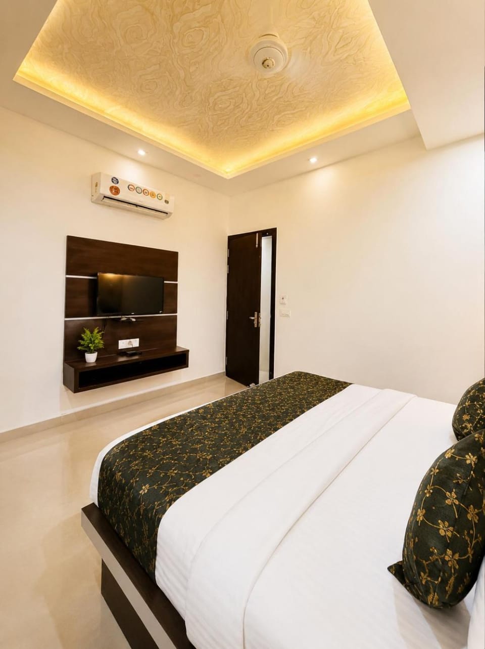 Hotel Star Palace -Affordable Premium Rooms Near Taj mahal Hotel in Agra
