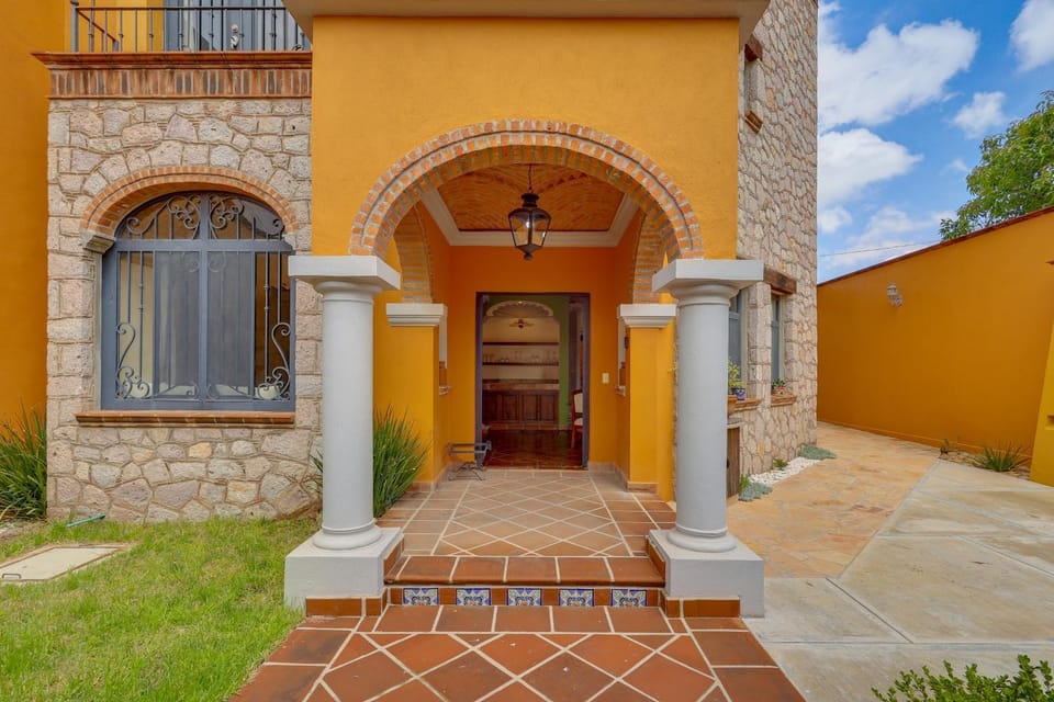 Villa Near Parroquia de San Miguel Arcángel! House in San Miguel de Allende