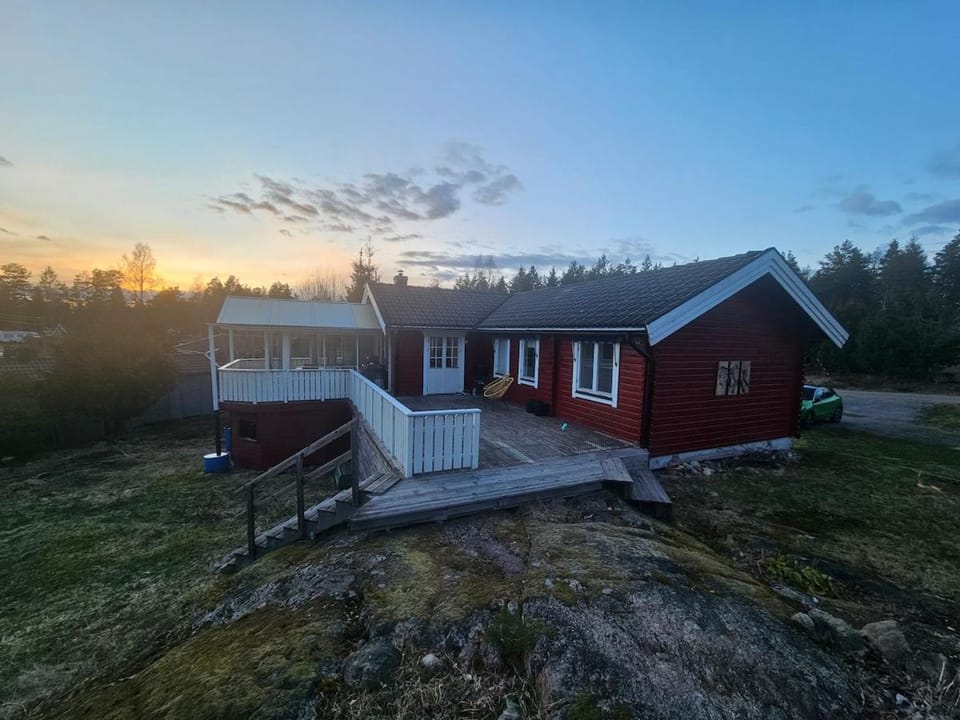 Modern cottage near lake & beach, family-friendly Villa in Stockholm County