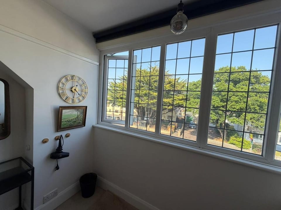 Stylish Coastal Maisonette, walk to Sandbanks House in Poole