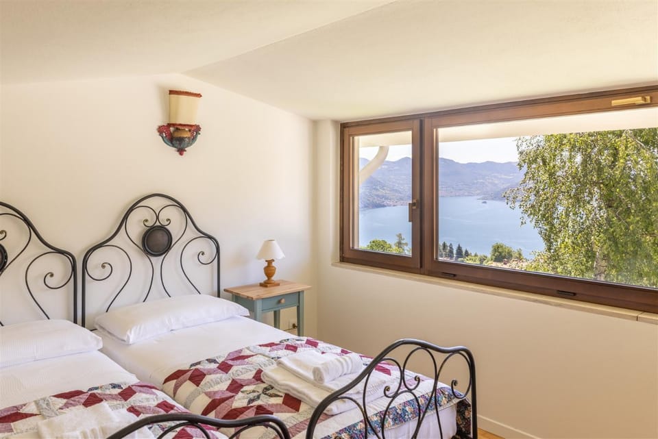 Bed, Bedroom, Lake view
