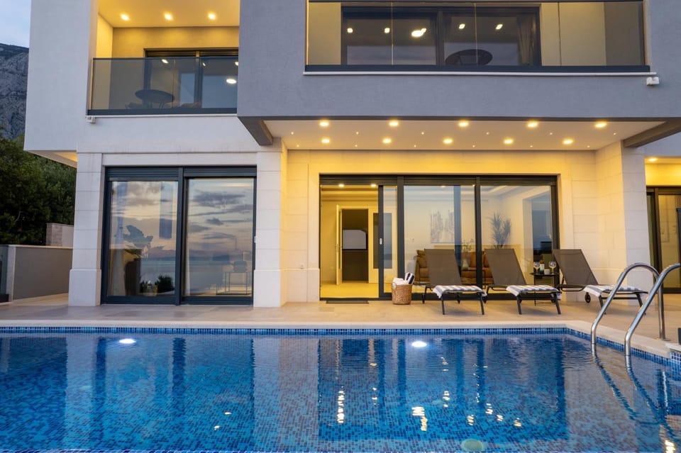 Swimming pool, sunbed