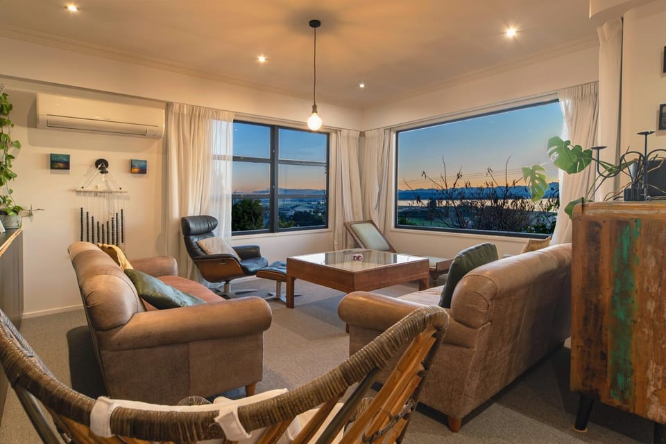 Moana Escape - Tasman Bay Views, Pool, Spa & Sauna House in Nelson