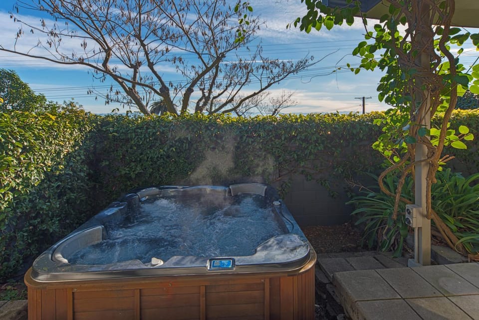 Moana Escape - Tasman Bay Views, Pool, Spa & Sauna House in Nelson