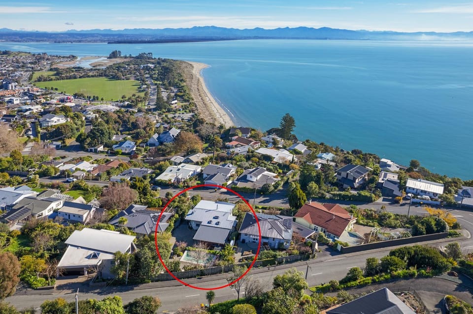 Moana Escape - Tasman Bay Views, Pool, Spa & Sauna House in Nelson