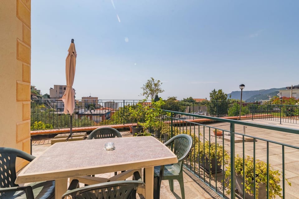 Garden, View (from property/room), Balcony/Terrace, Dining area, Sea view