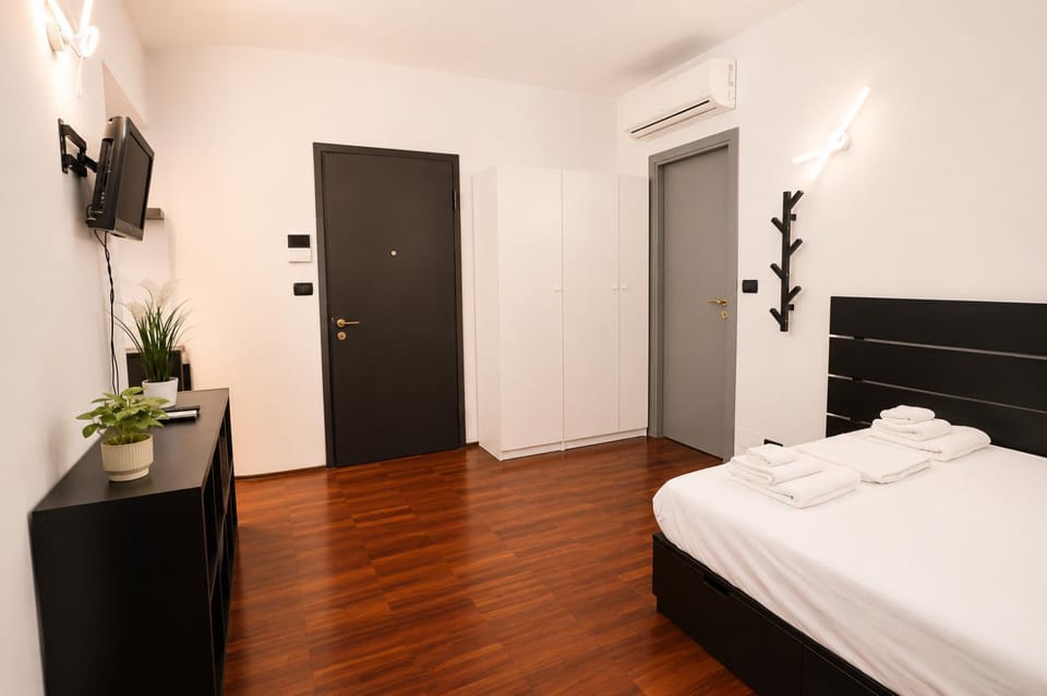 Bed, TV and multimedia, Photo of the whole room, Bedroom, wardrobe, air conditioner
