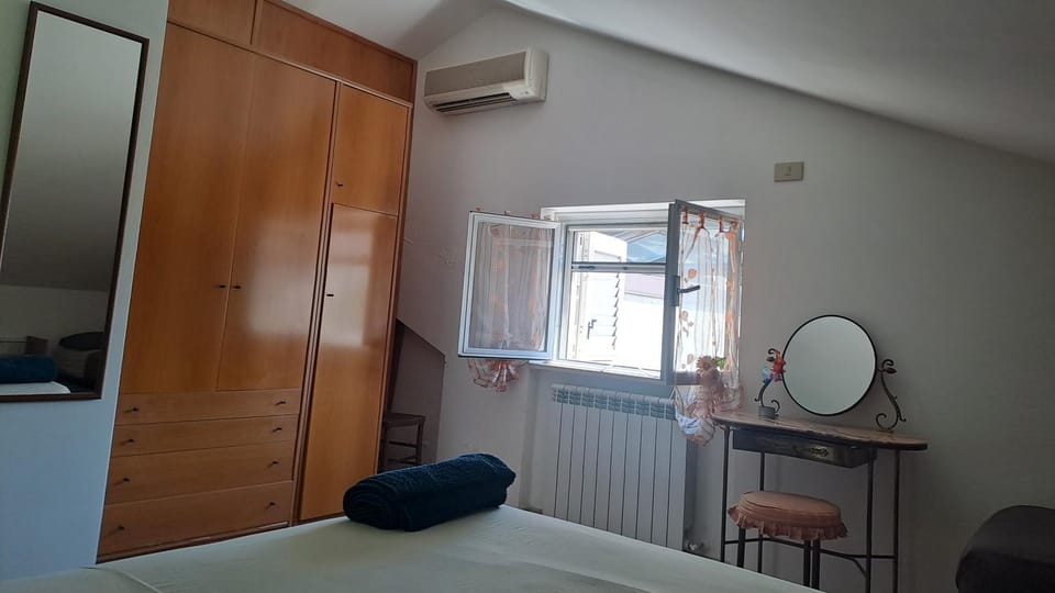 Photo of the whole room, wardrobe, air conditioner
