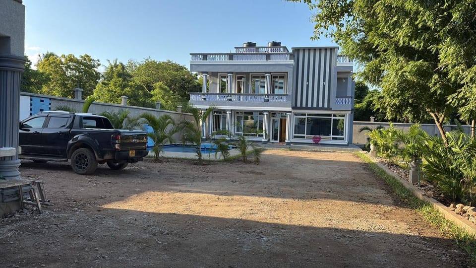 J & T Holme Villa Villa in Diani Beach