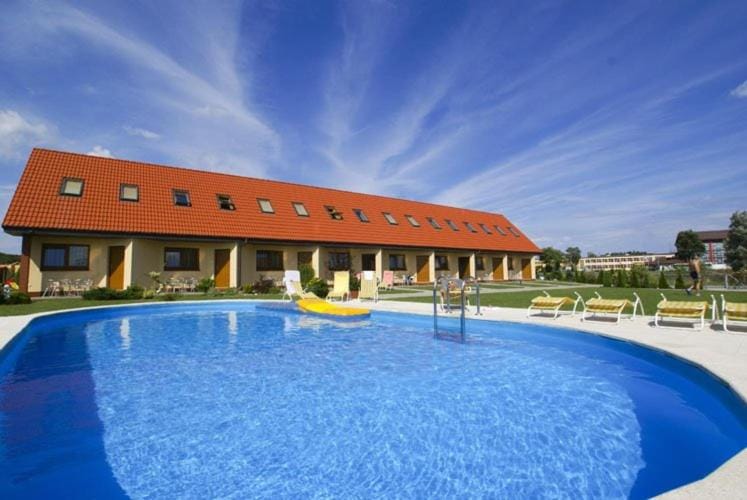 Property building, Day, Pool view, Swimming pool, sunbed