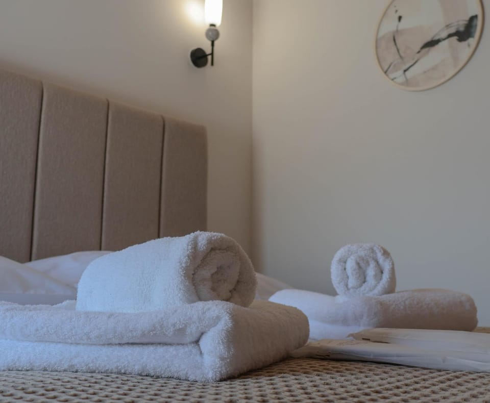 Bed, Bedroom, towels