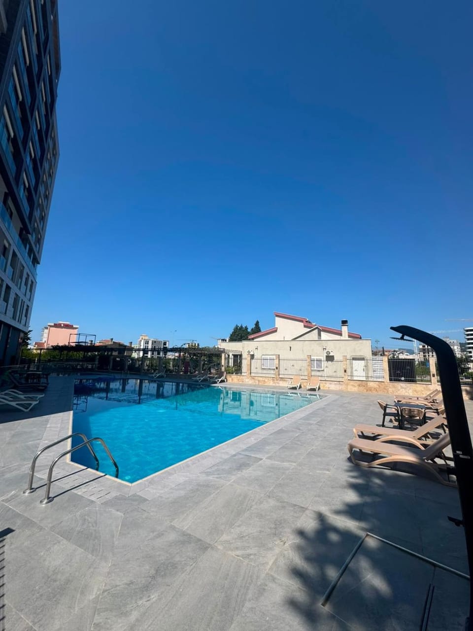 Property building, Day, Pool view, Swimming pool, sunbed
