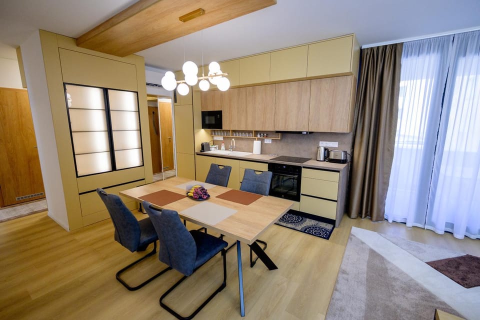 Restaurant/places to eat, dishwasher, microwave, oven, toaster, kitchen