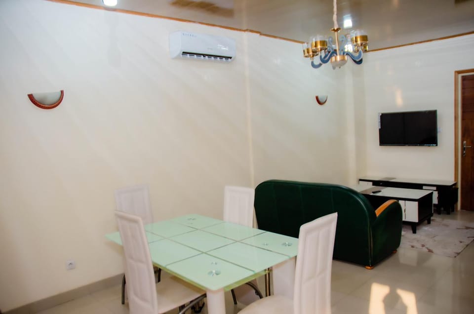 Communal lounge/ TV room, TV and multimedia, Living room, Seating area, Dining area, Evening entertainment, air conditioner
