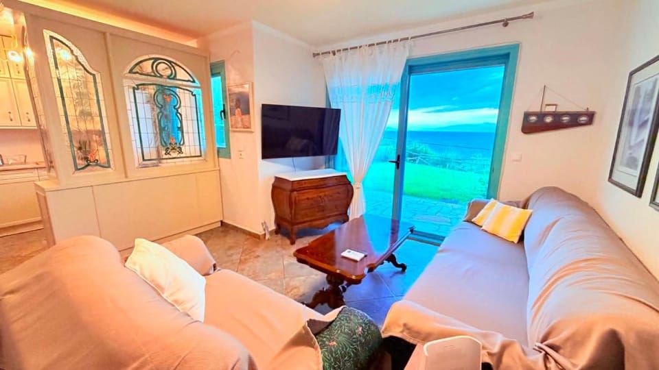TV and multimedia, Living room, Seating area, Evening entertainment