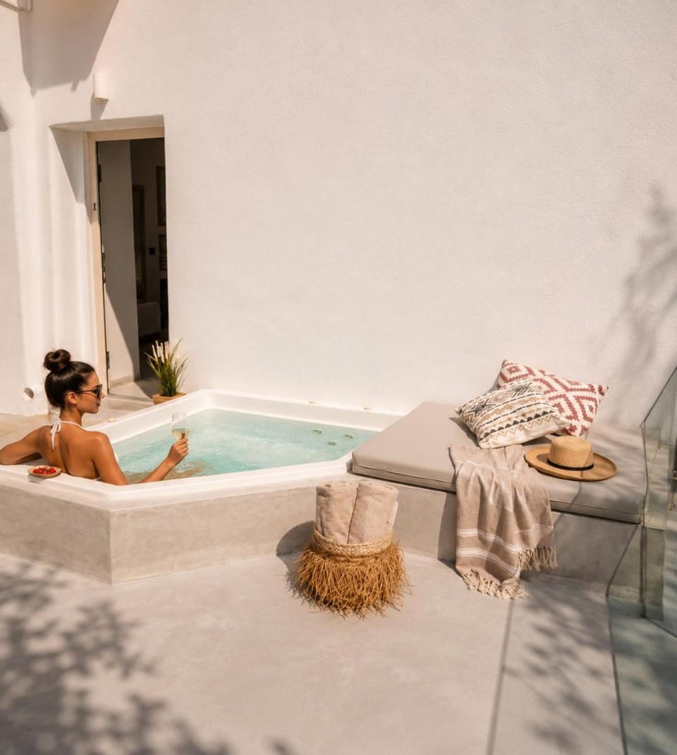 Crater View Suites, Fira Center Caldera Suites with Hot Tubs Apartment in Thera