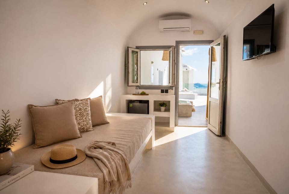 Crater View Suites, Fira Center Caldera Suites with Hot Tubs Apartment in Thera
