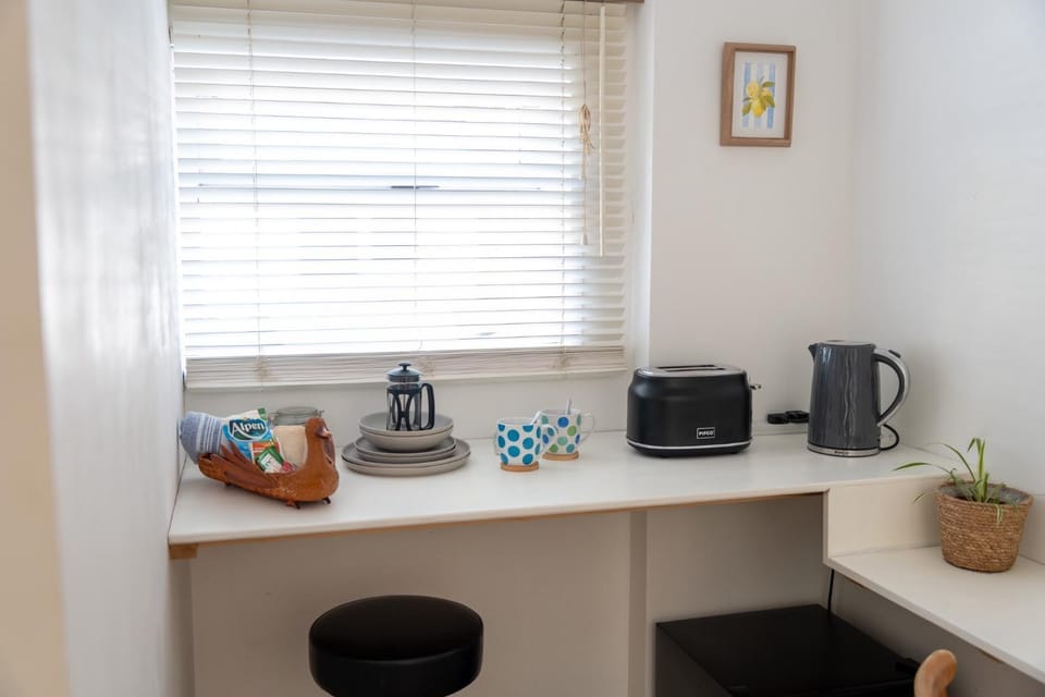 Cosy Garden Annexe 10 mins to Goodwood Apartment in Chichester