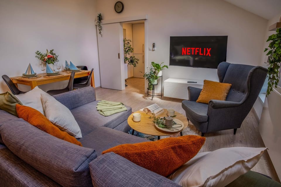 Communal lounge/ TV room, TV and multimedia, Living room, Seating area, Evening entertainment