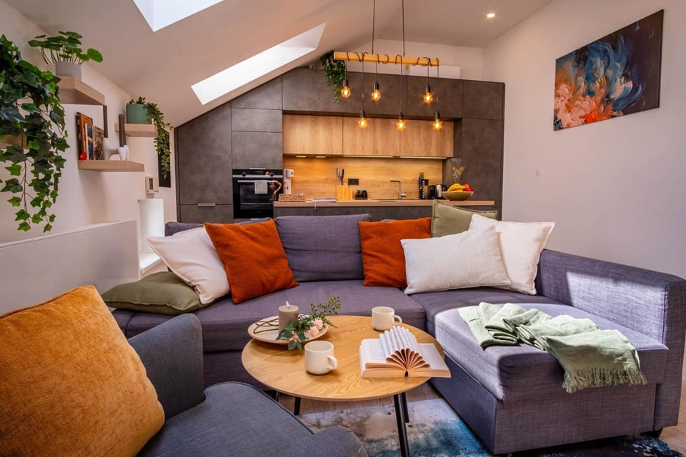 Kitchen or kitchenette, Living room, Seating area, Dining area