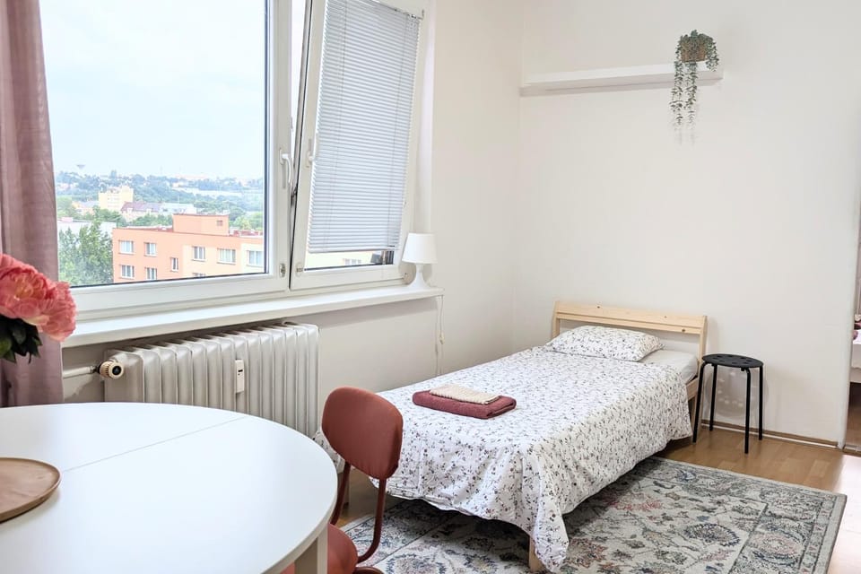 Bed, Seating area