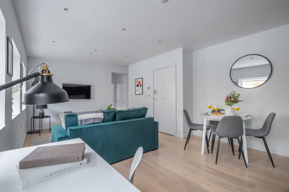 TV and multimedia, Living room, Photo of the whole room, Seating area, Dining area, Evening entertainment