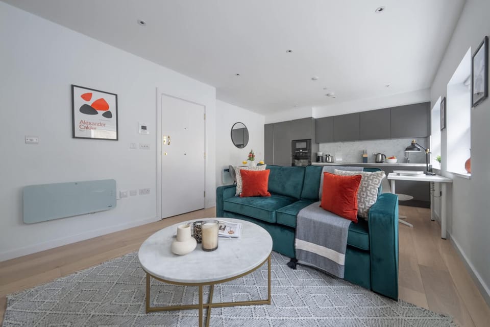 Kitchen or kitchenette, Living room, Seating area, Dining area, oven