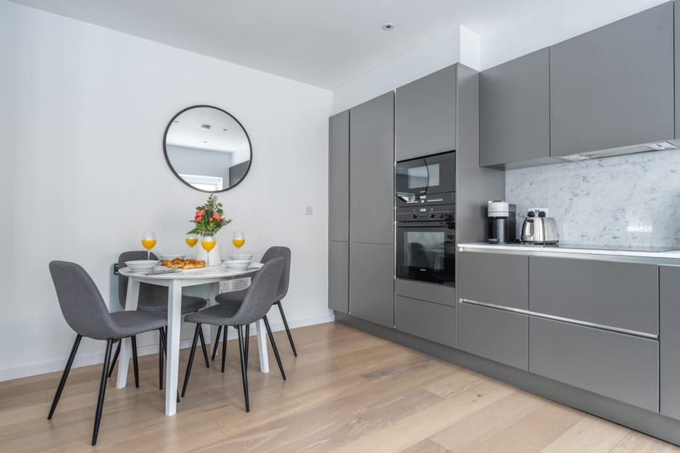 Coffee/tea facilities, Kitchen or kitchenette, Dining area, stove