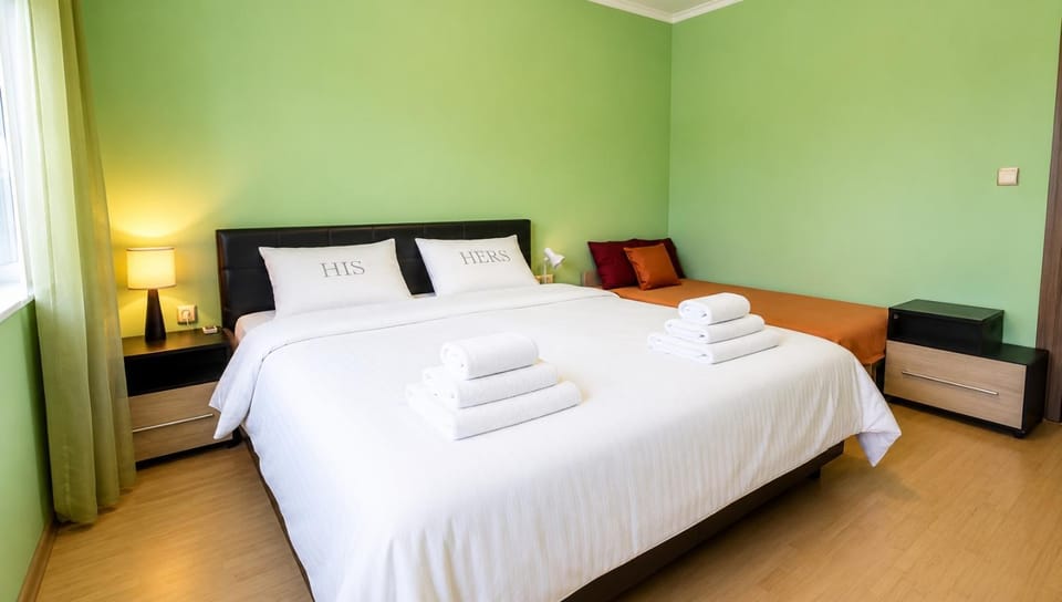 Bed, Bedroom, towels