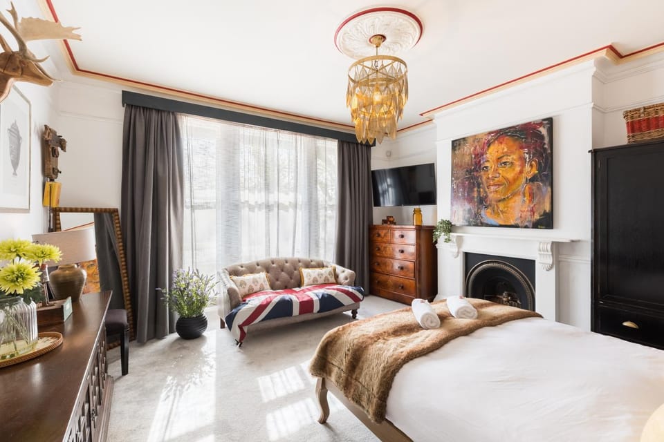 Bed, TV and multimedia, Seating area, Bedroom