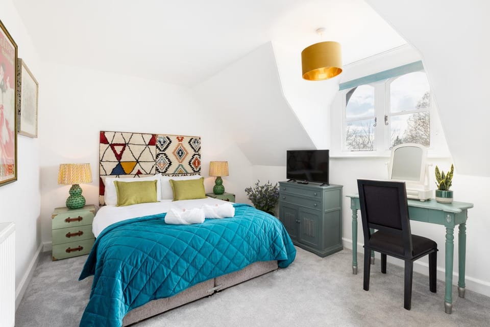 Bed, TV and multimedia, Bedroom