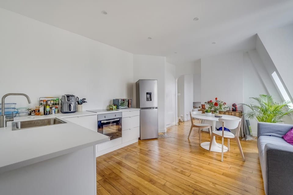 Kitchen or kitchenette, Seating area, Dining area, hair dresser, oven, stove