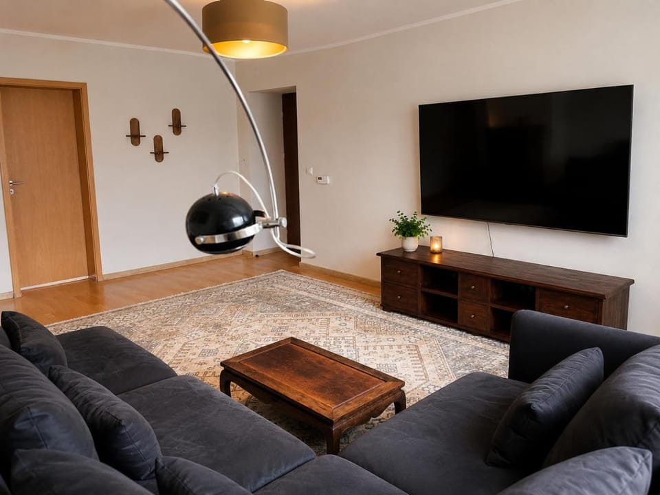 TV and multimedia, Living room, Photo of the whole room, Seating area, Evening entertainment