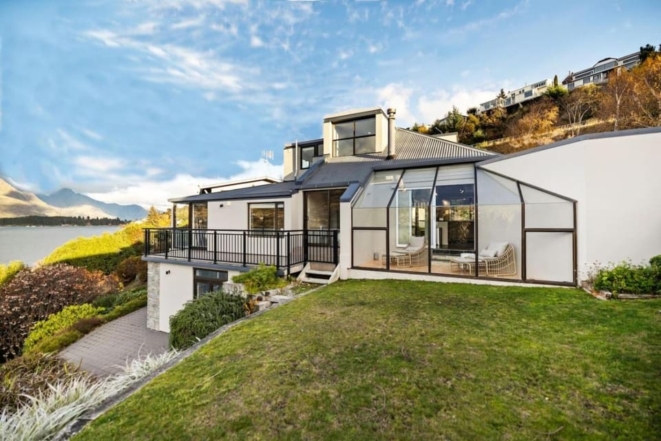 Majestic lakefront House in Queenstown