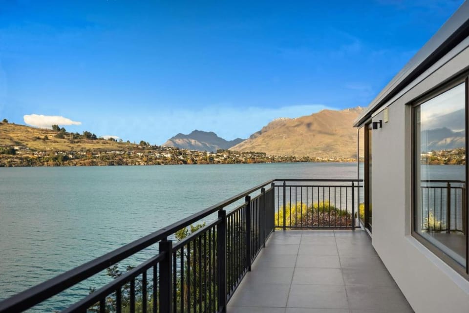 Majestic lakefront House in Queenstown