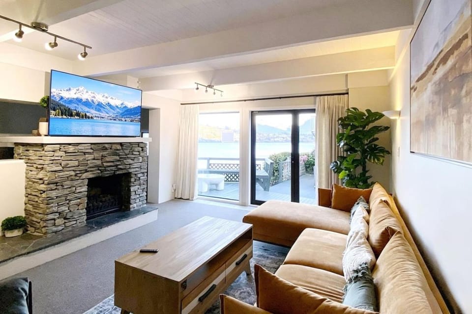 Majestic lakefront House in Queenstown