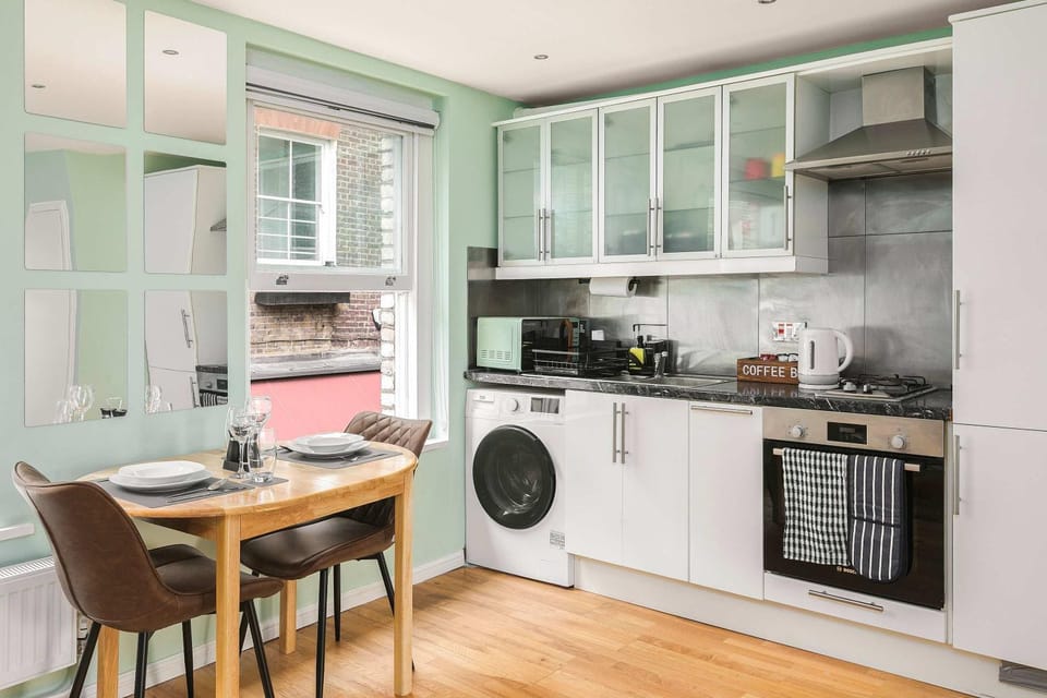 Coffee/tea facilities, Kitchen or kitchenette, Dining area, oven, stove, toaster, washing machine