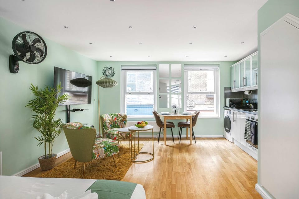 TV and multimedia, Living room, Decorative detail, Seating area, Dining area, internet, oven, stove