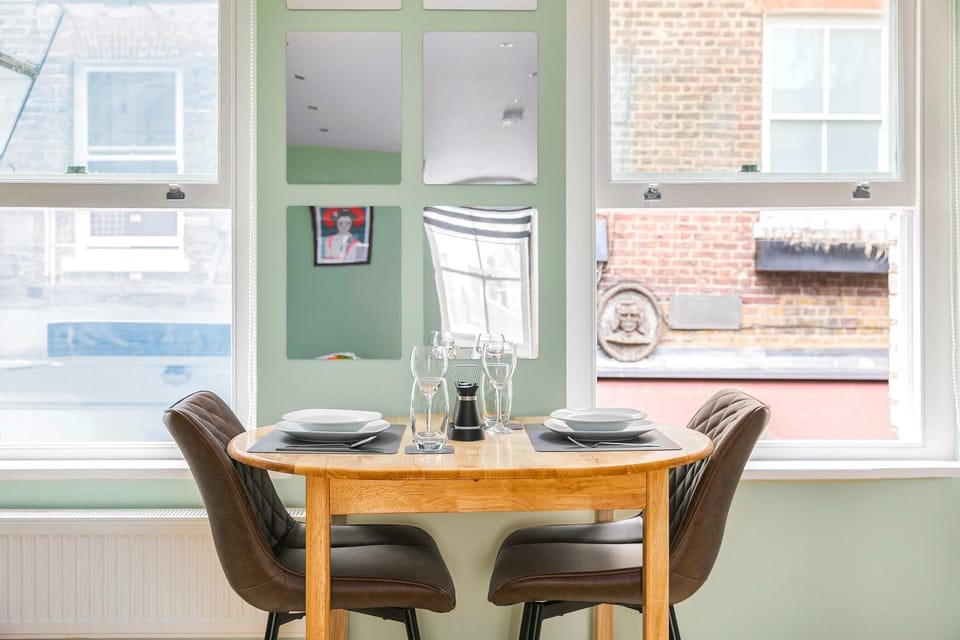 Decorative detail, Seating area, Dining area